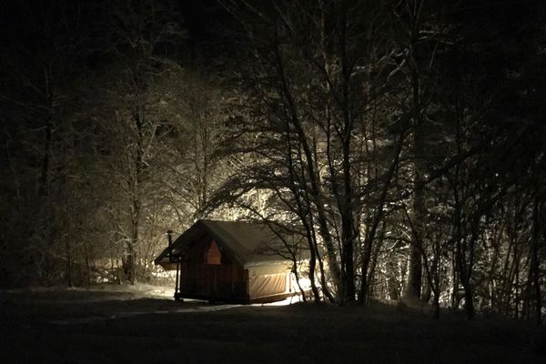 Глэмпинг с видом на лесное озеро